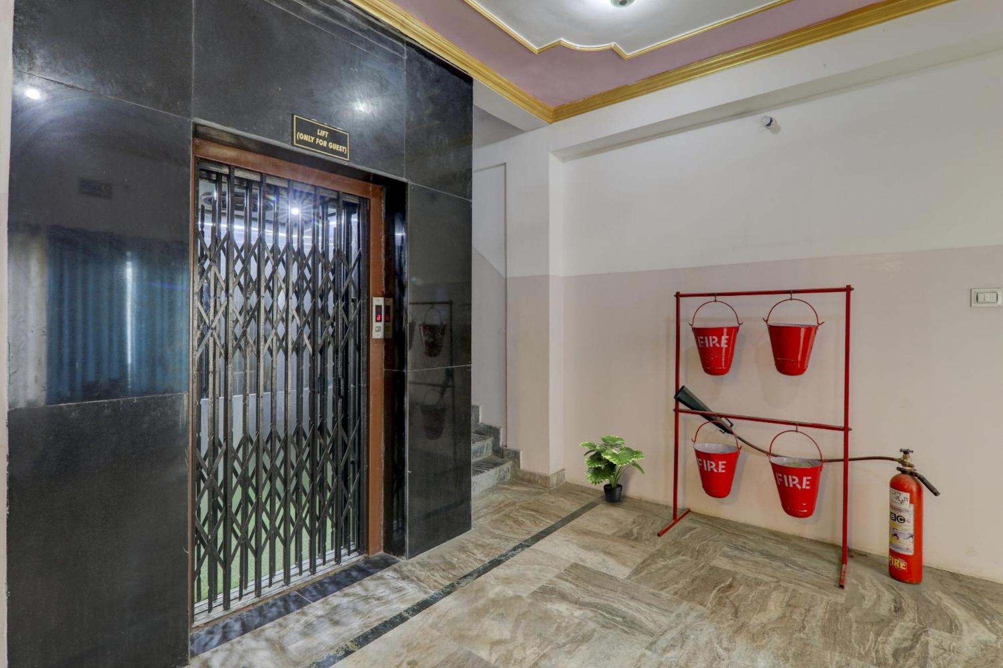 Готель Collection O Premier Near Hazratganj Лакхнау Екстер'єр фото