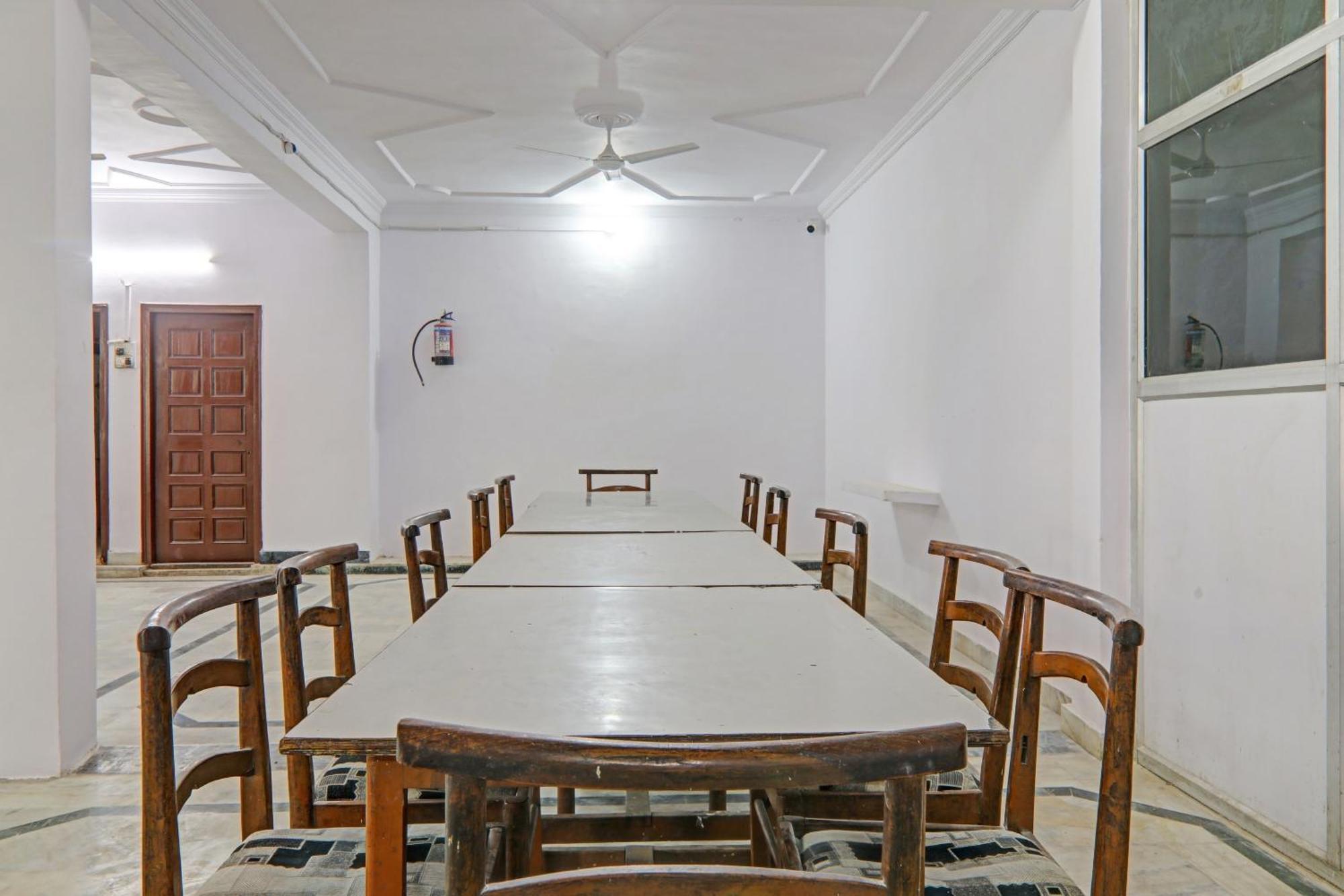 Готель Collection O Premier Near Hazratganj Лакхнау Екстер'єр фото