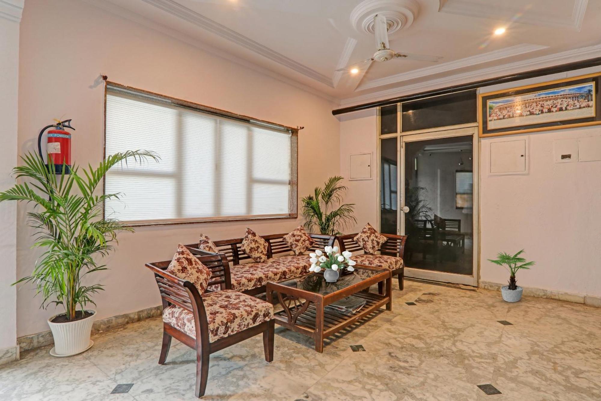 Готель Collection O Premier Near Hazratganj Лакхнау Екстер'єр фото